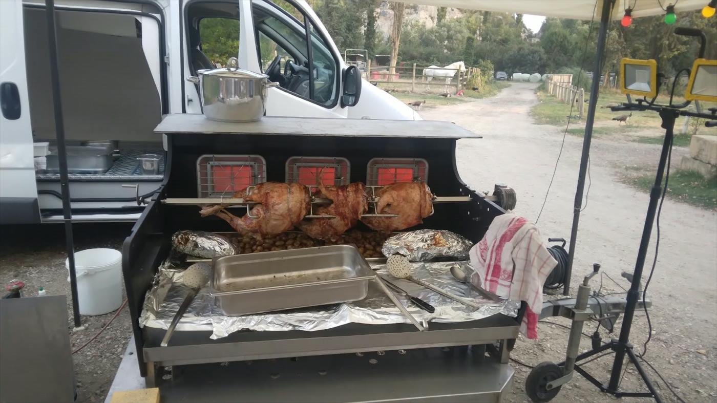 Service de broche en soirée, éclairé, sur un événement