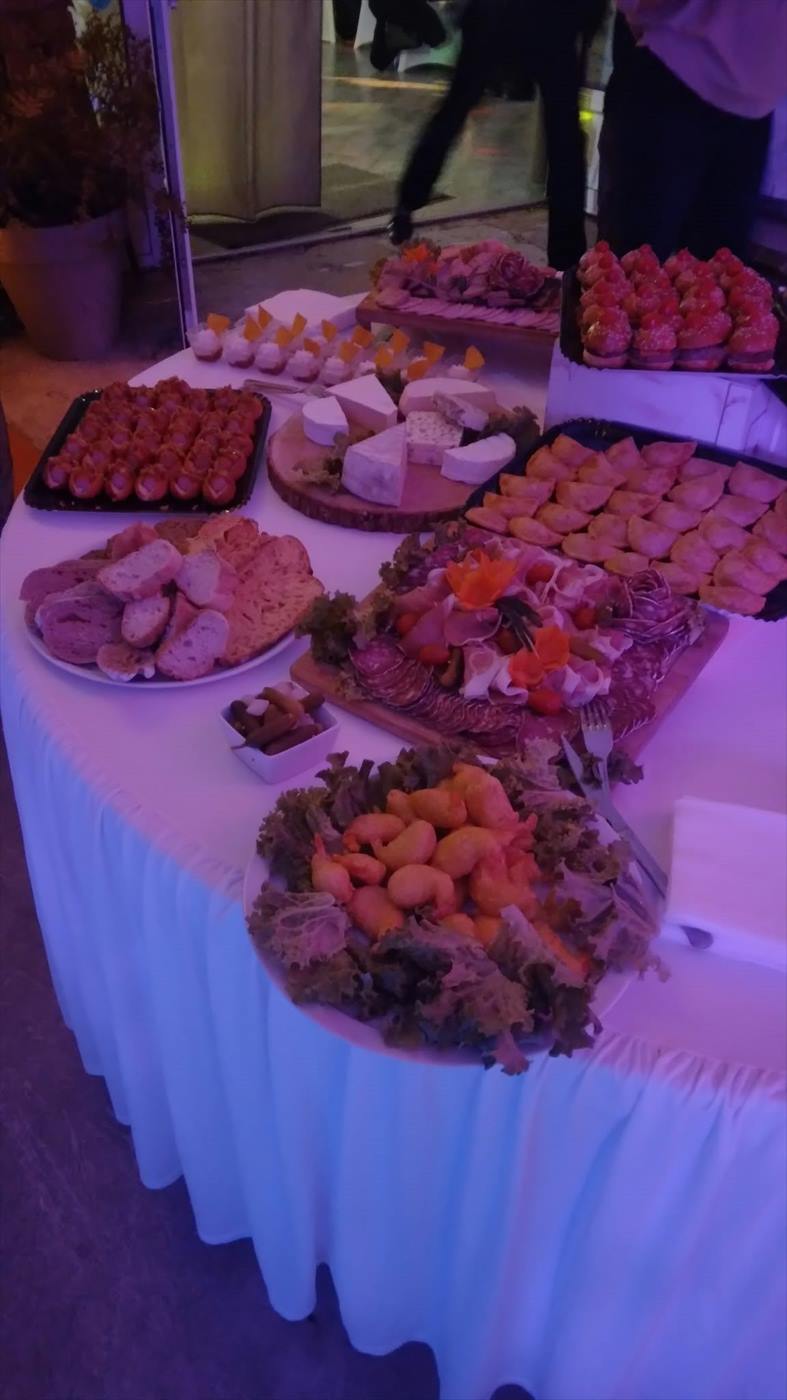 Buffet de réception dressé et éclairé en soirée