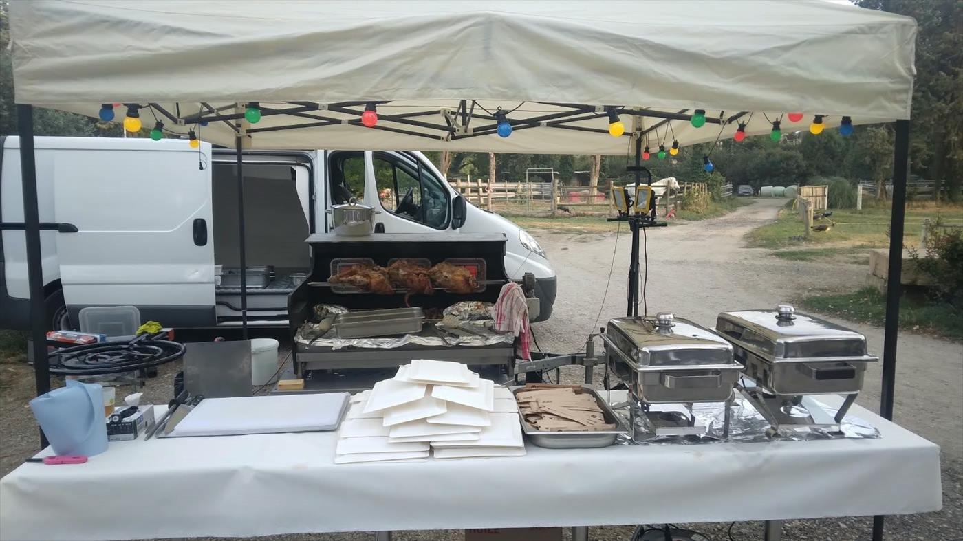 Buffet froid installé sous barnum dans un camping du Gard