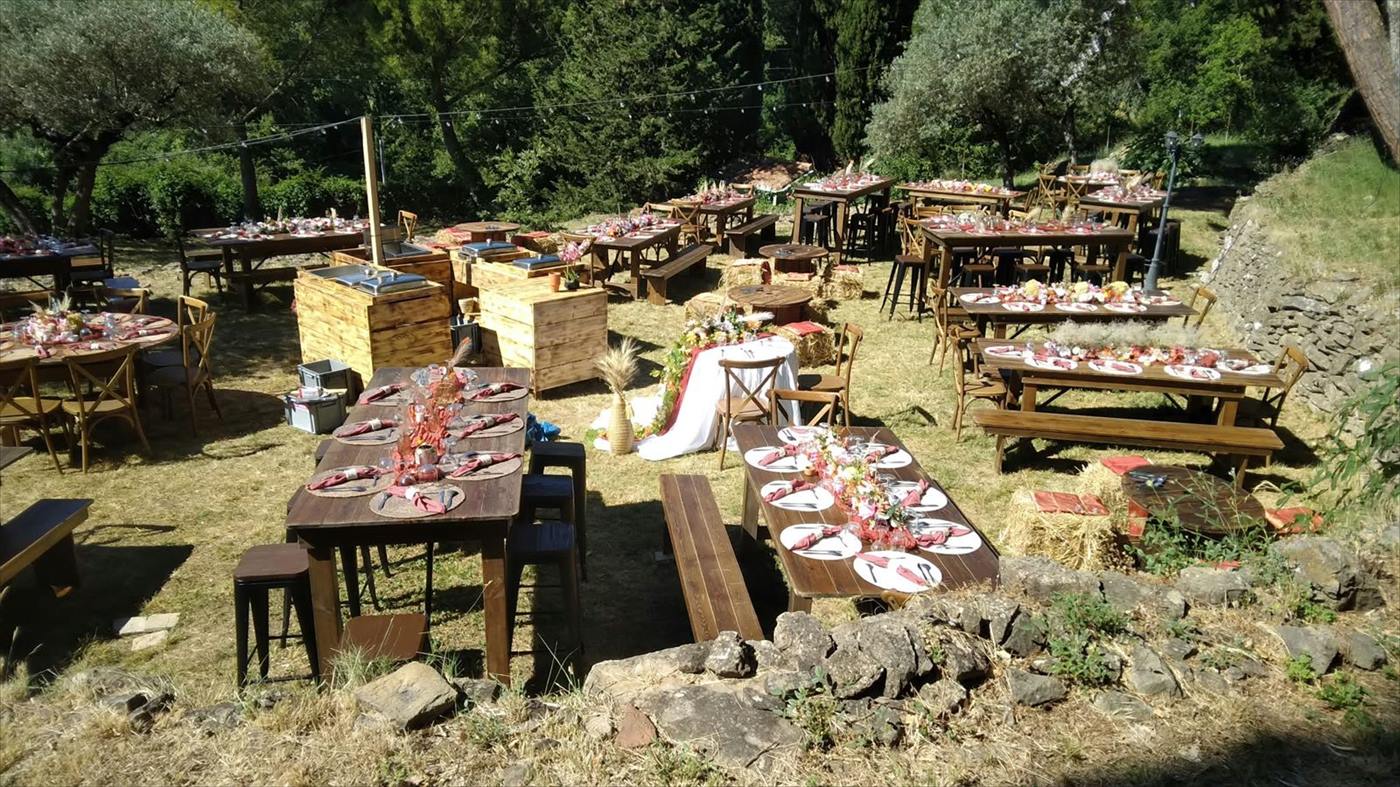Grande tablée champêtre dressée sous les chênes pour une réception dans le Gard