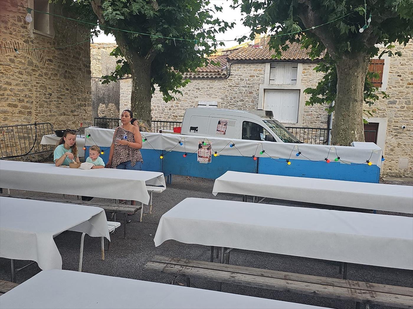 Installation des tables et du buffet avant une fête votive