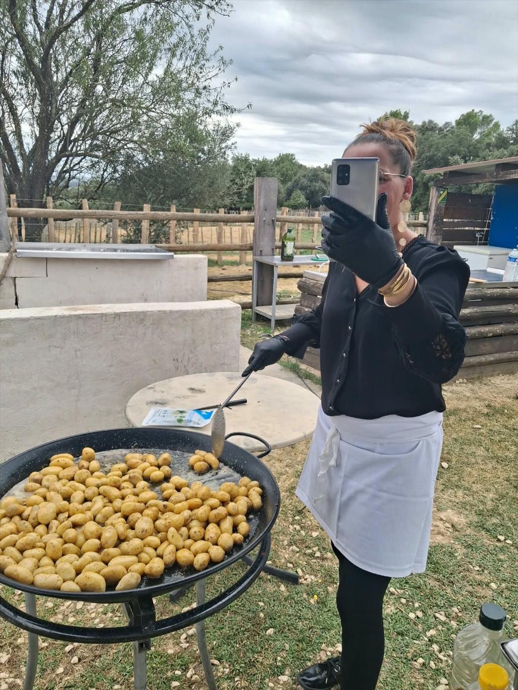 Jennifer aux commandes d'une grande poêle de pommes de terre