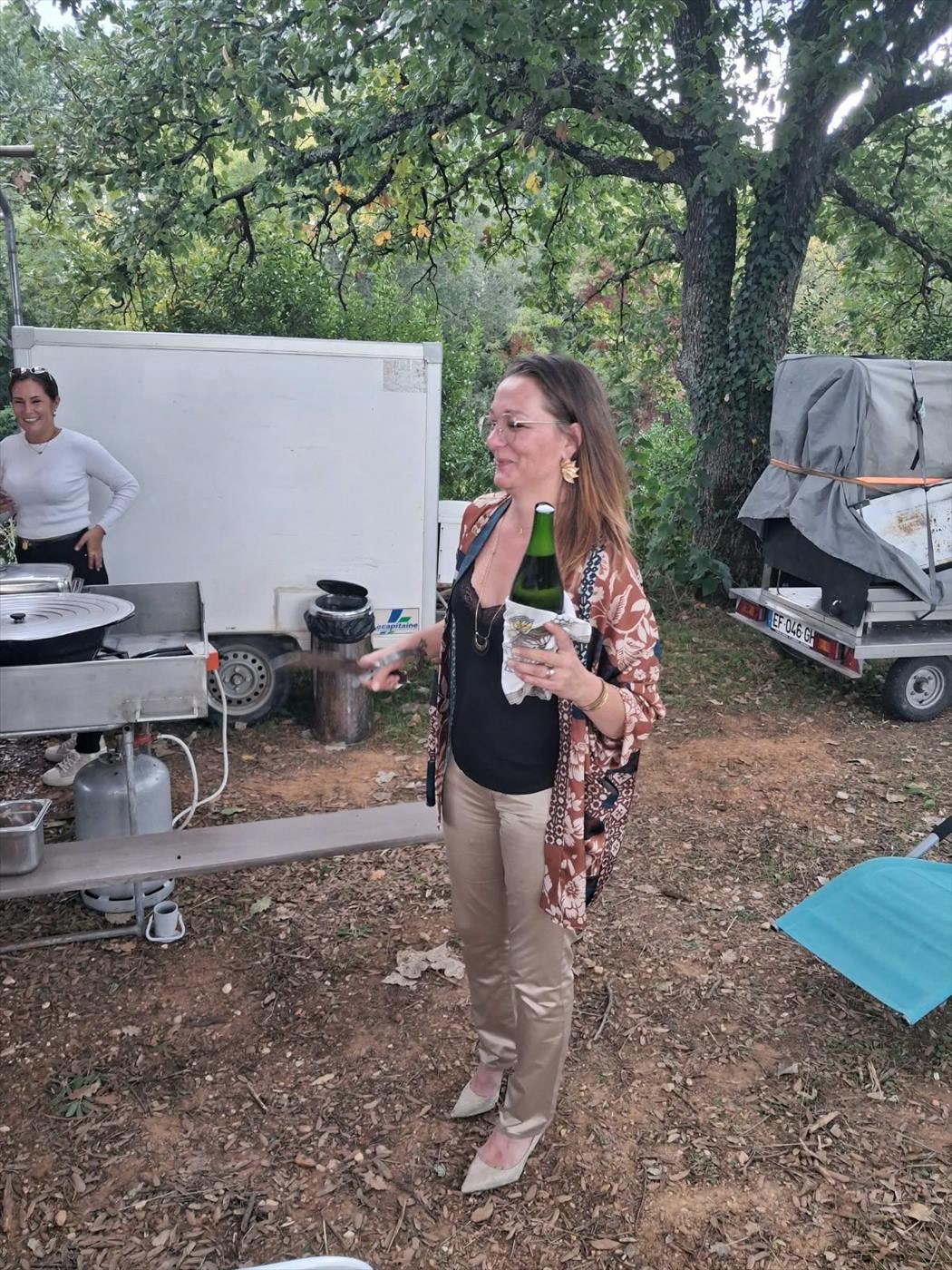 Jennifer Paumier, cheffe à domicile, en plein service lors d'une réception dans le Gard