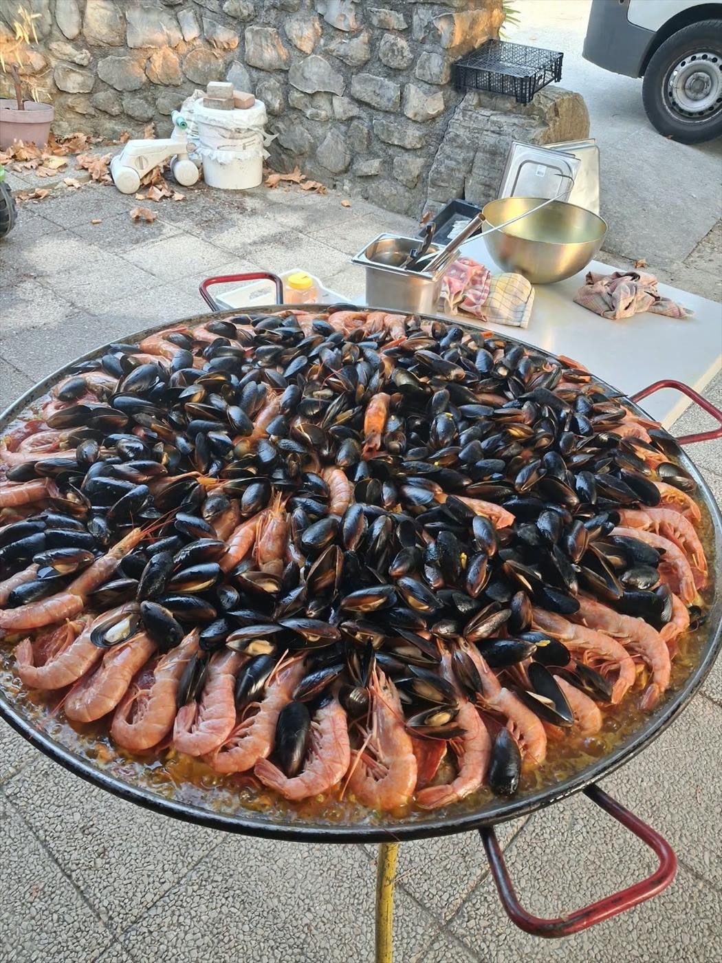 Plat géant de moules et de crevettes façon mouclade