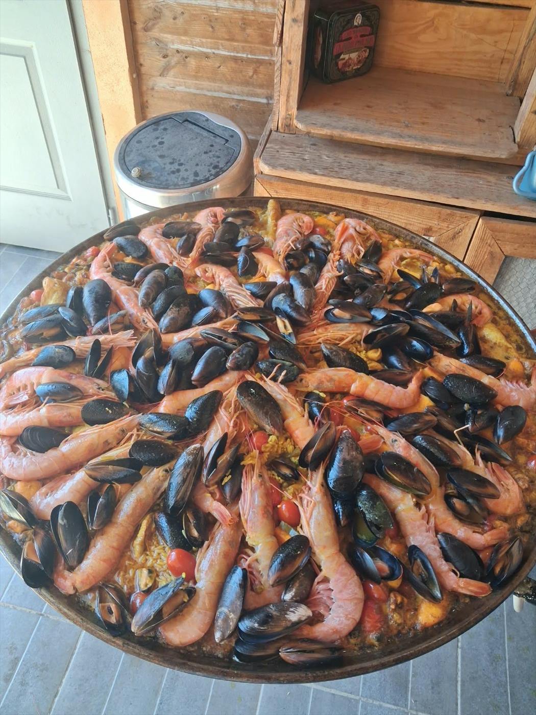 Grande paella aux fruits de mer, moules et gambas, préparée sur place