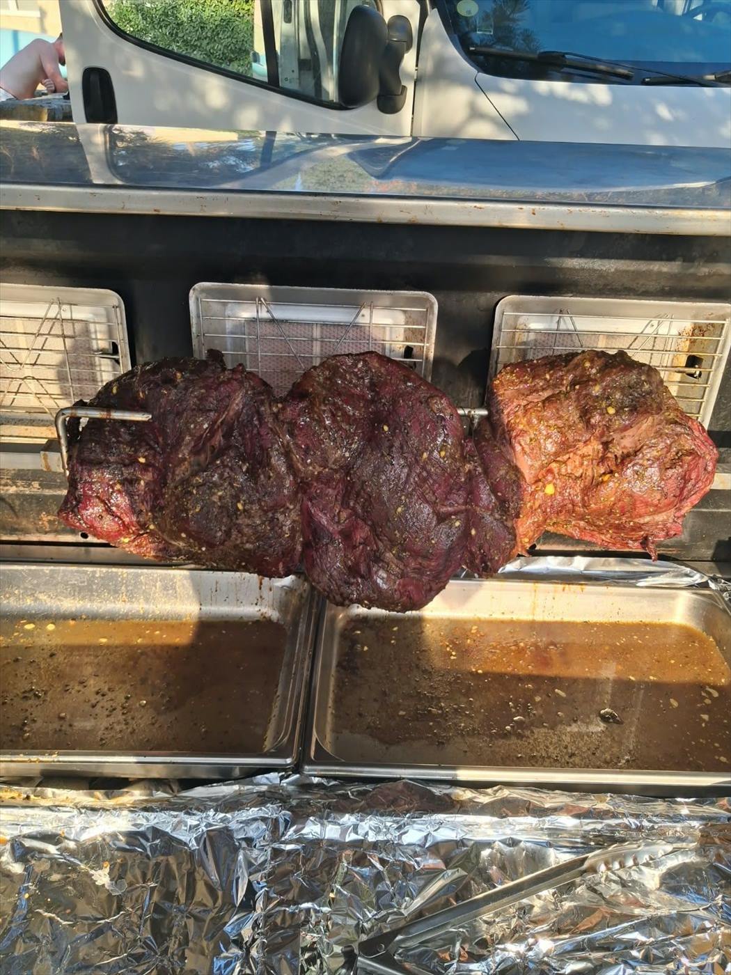 Grosses pièces de bœuf embrochées et rôties au feu de bois