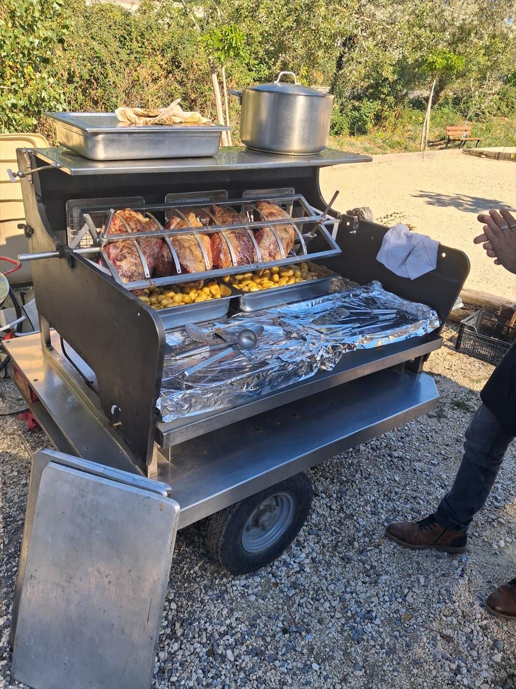 Service à la plancha en extérieur lors d'une fête votive dans le Gard