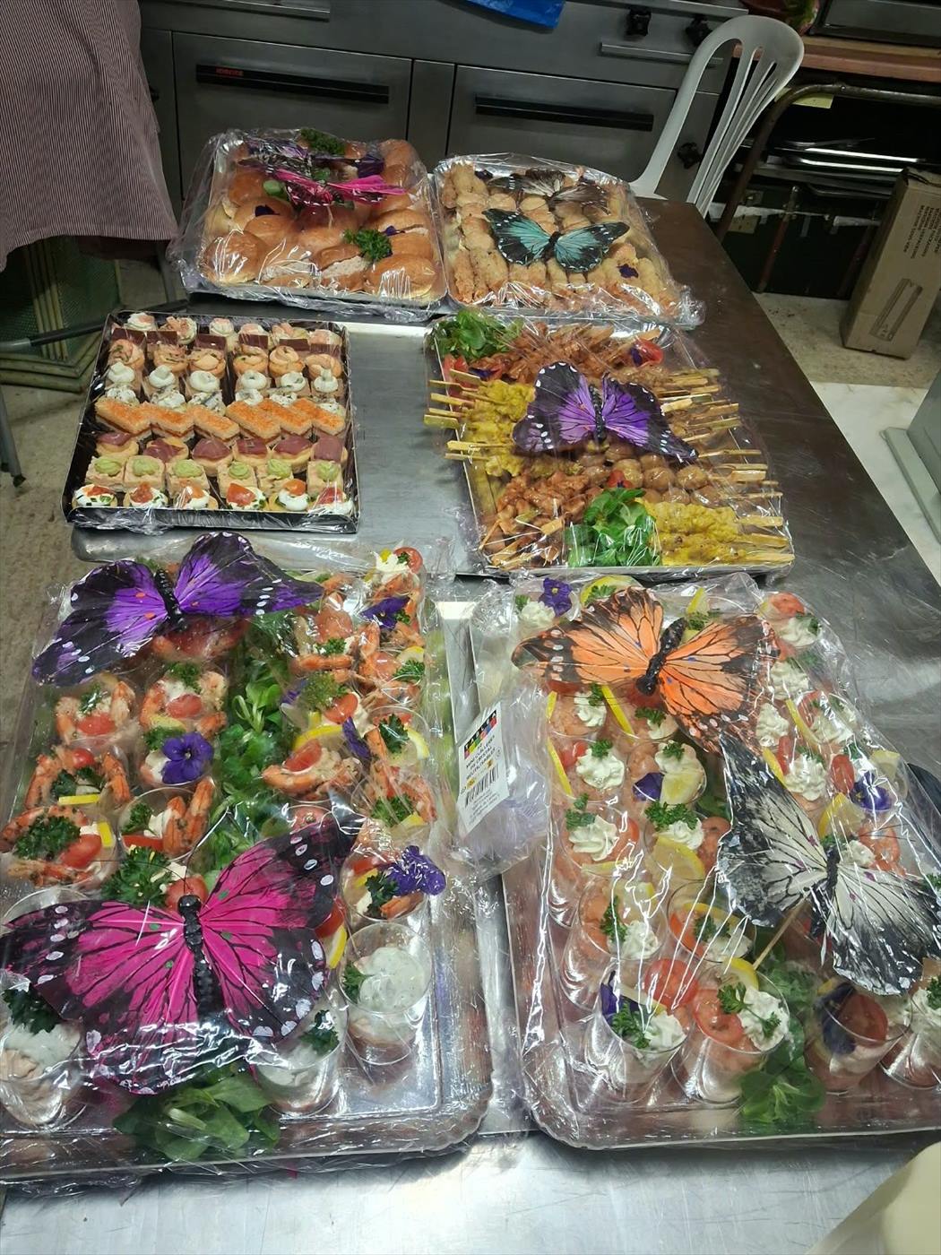 Plateaux de verrines et d'amuse-bouches pour un buffet traiteur